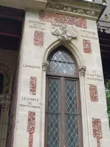 Les plus grands succès d'Alexandre Dumas gravés sur les murs de son château